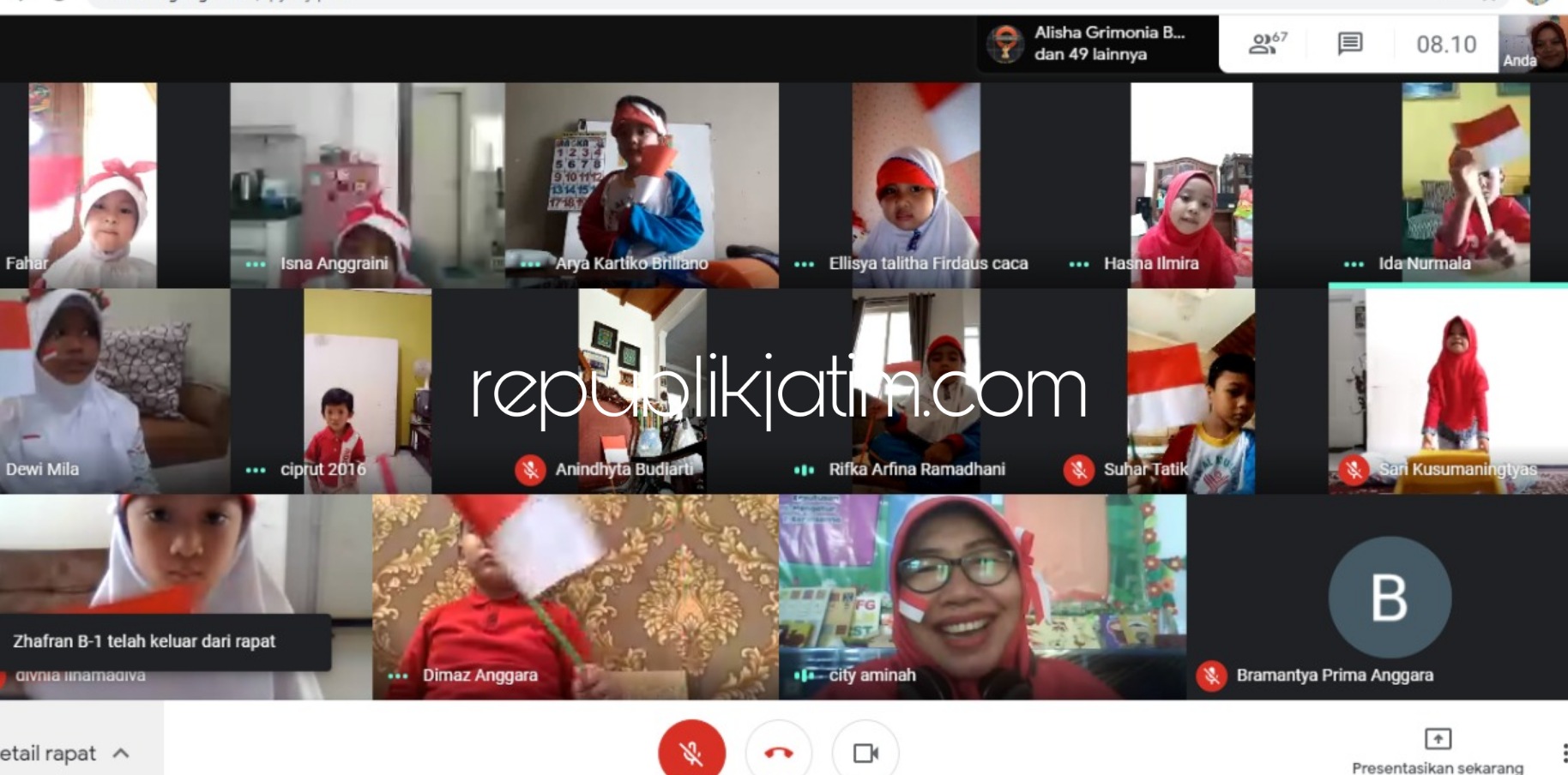 VIRTUAL - Kepala KB-TK Al Muslim, Siti Aminah meminpin lomba 17 Agustus secara virtual menggunakan aplikasi google meet yang diikuti seluruh siswa di rumahnya masing-masing, Jumat (14/08/2020).