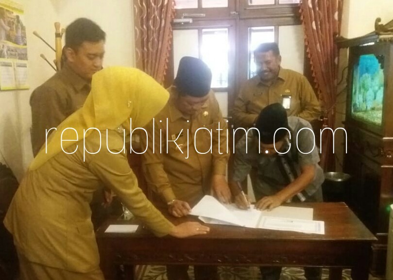 SERAHKAN - Bupati Sidoarjo, Saiful Ilah menyerahkan dana Bantuan Politik (Banpol) senilai Rp 1,112 miliar untuk 10 Parpol yang memiliki kursi di DPRD Sidoarjo, Senin (13/08/2018).