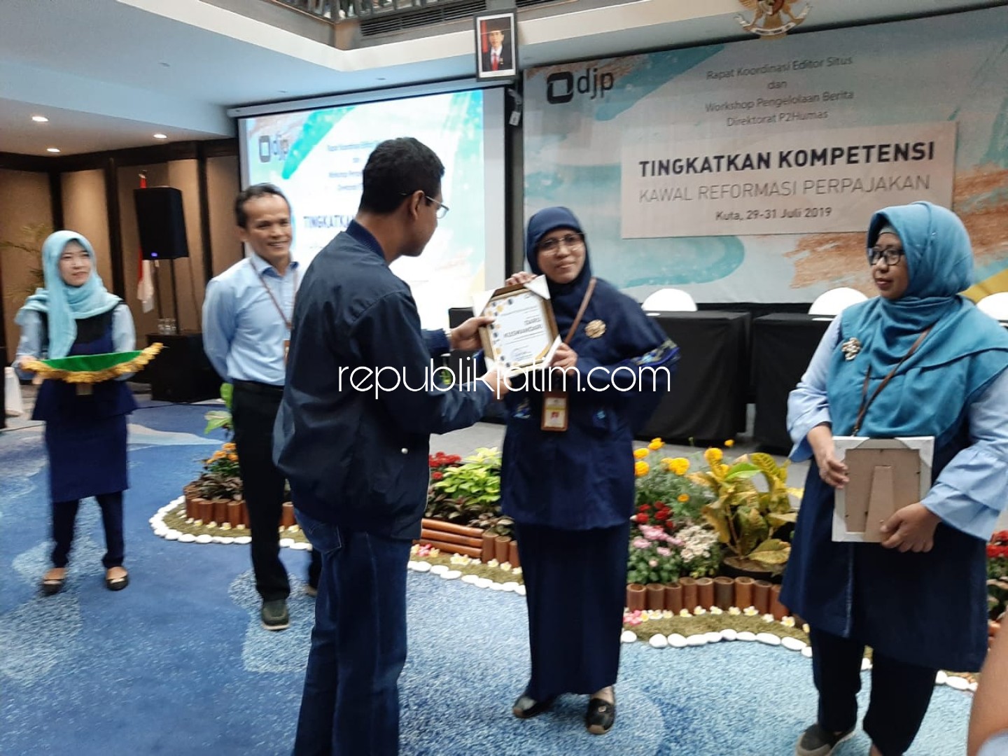 PENGHARGAAN - Peraih Penghargaan Editor Terbaik Kedua di situs DJP 2019, Daru Kuswardani menerima piagam penghargaan beberapa waktu lalu.