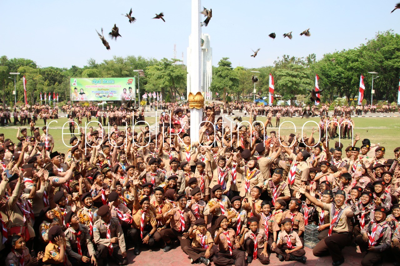 LEPAS BURUNG - Kwarcab Gerakan Pramuka Sidoarjo mengajak peduli menjaga kelestarian alam dan satwa liar dengan melepas puluhan burung seusai upacara dalam rangka memperingati Hari Pramuka ke - 57 di Alun-Alun Sidoarjo, Selasa (14/08/2018).