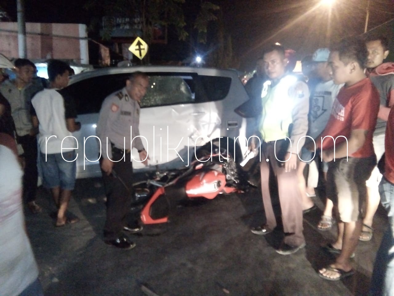 HANCUR - Motor Honda CBR yang dikendarai Yucevin Fernandi Putra ringsek masuk ke dalam kolong ban belakang mobil Ertiga saat kecelakaan di JL Raya Desa Kajangtrengguli, Kecamatan Prambon, Sidoarjo, Senin (13/08/2018) malam.