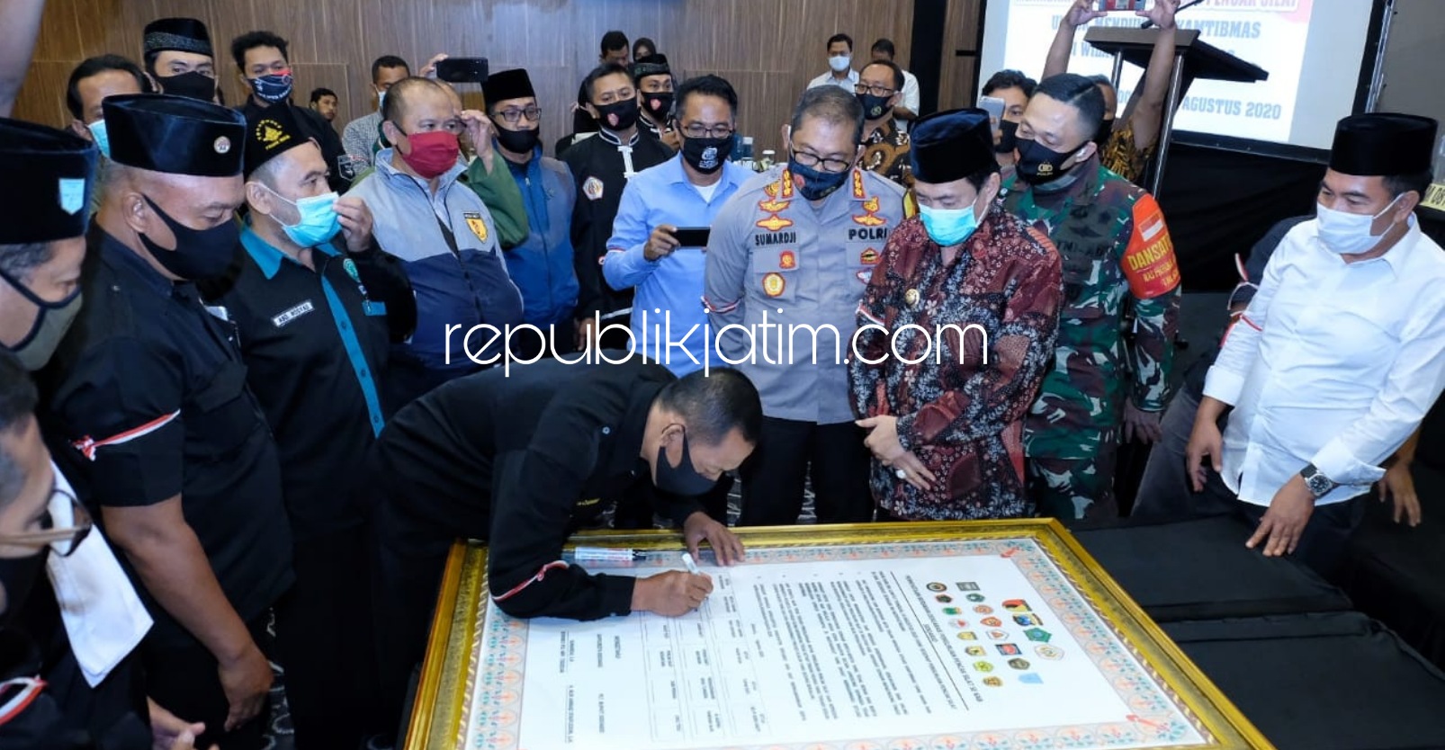 TANDA TANGAN - Sebanyak 17 perguruan silat di Sidoarjo menggelar deklarasi damai dengan membubuhkan tanda tangan komitmen bersama menjaga kondusifitas Kamtibmas di Ballroom Aston Hotel, Sidoarjo, Jumat (14/08/2020).