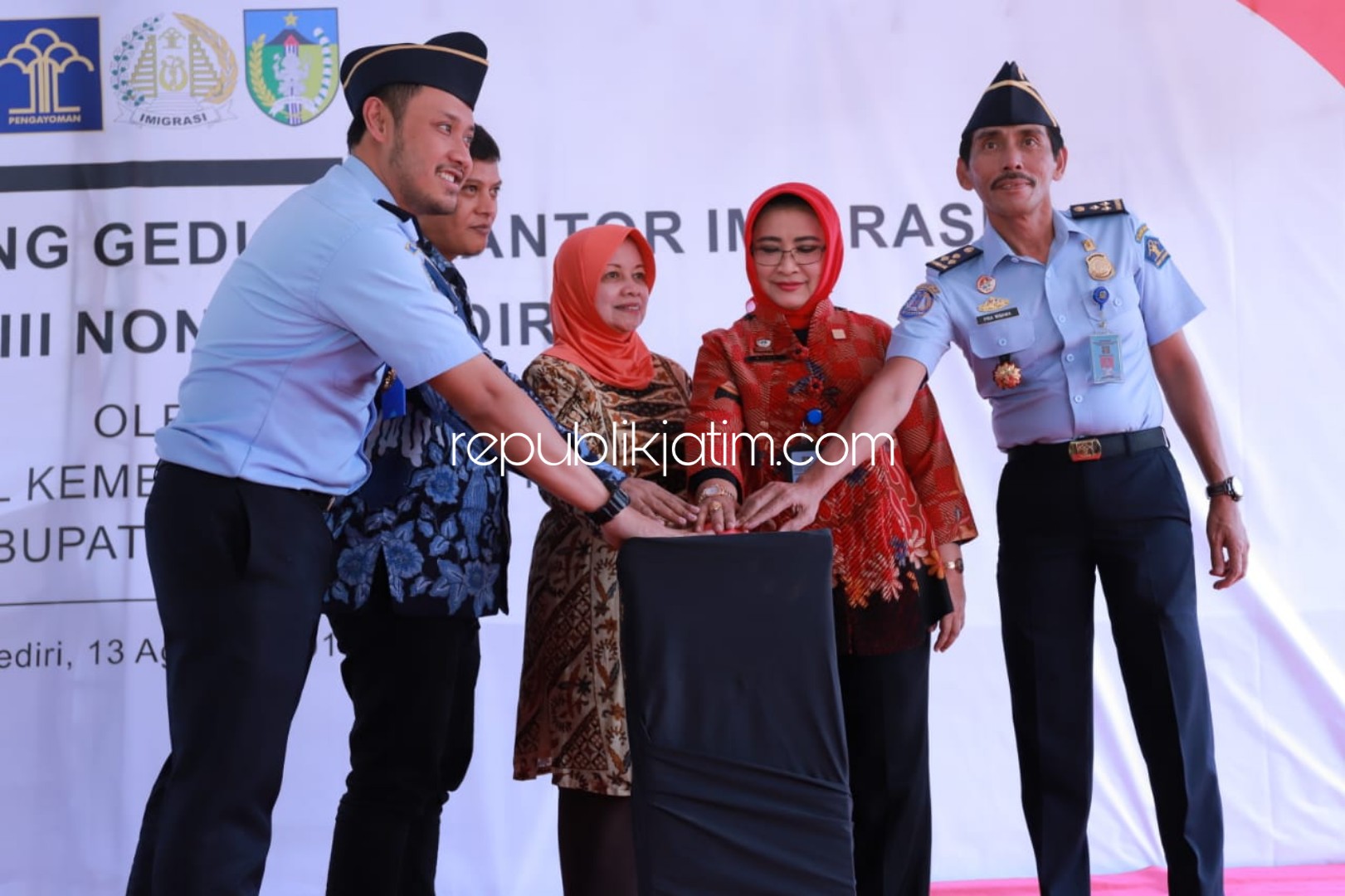 DIBANGUN - Kakanwil Kemenkumham Jatim, Susy Susilawati ditemani Bupati dan Walikota Kediri memencet tombol sirine dimulainya pembangunan Kantor Imigrasi (Kanim) Kediri, Selasa (13/08/2019).