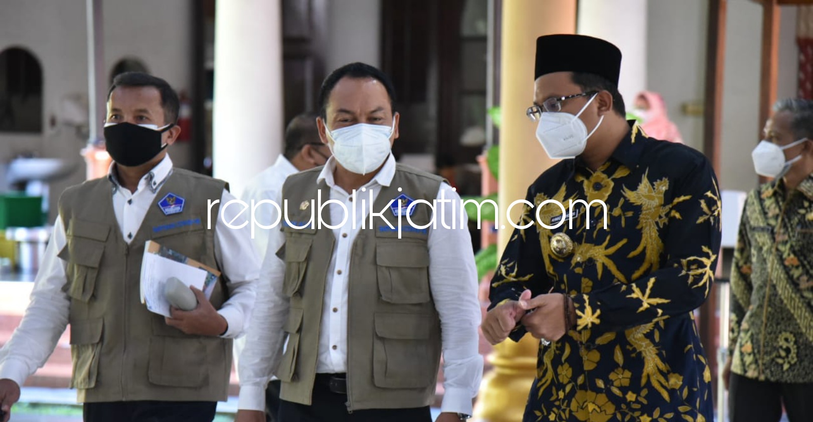 APRESIASI - Bupati Sidoarjo Ahmad Muhdlor Ali menerima kunjungan Dewan Pakar Satgas Covid-19 Pusat yang menyatakan penanganan Covid-19 dengan membuat kebijakan terpadu mulai pusat, provinsi, kabupaten/kota hingga posko lingkungan, Jumat (13/08/2021) sore.