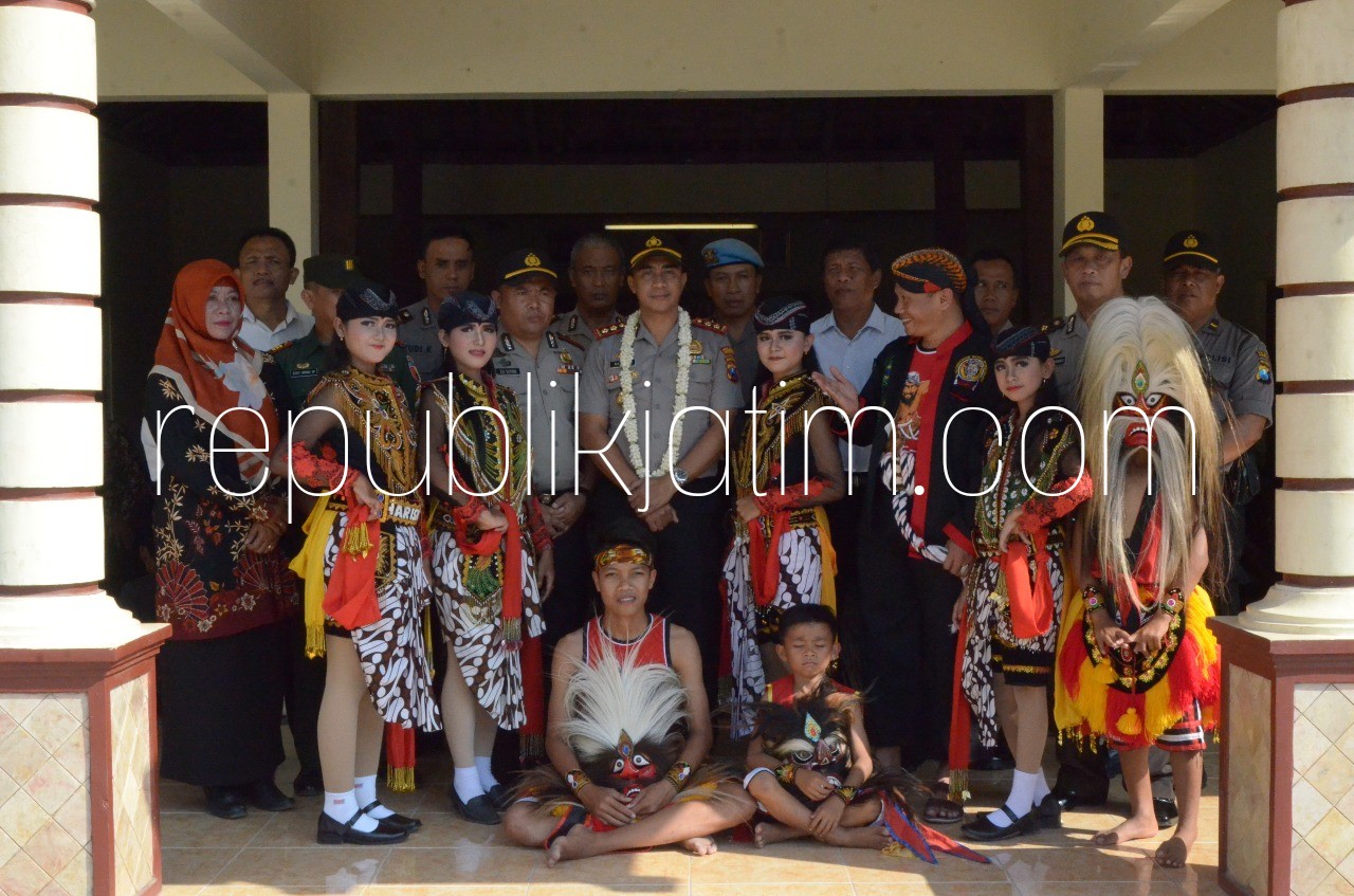 SAFARI - Kapolres Ponorogo, AKBP Radiant membaur dengan warga Kecamatan Sawoo dalam Safari Reog Kamtibmas, Senin (13/08/2018).