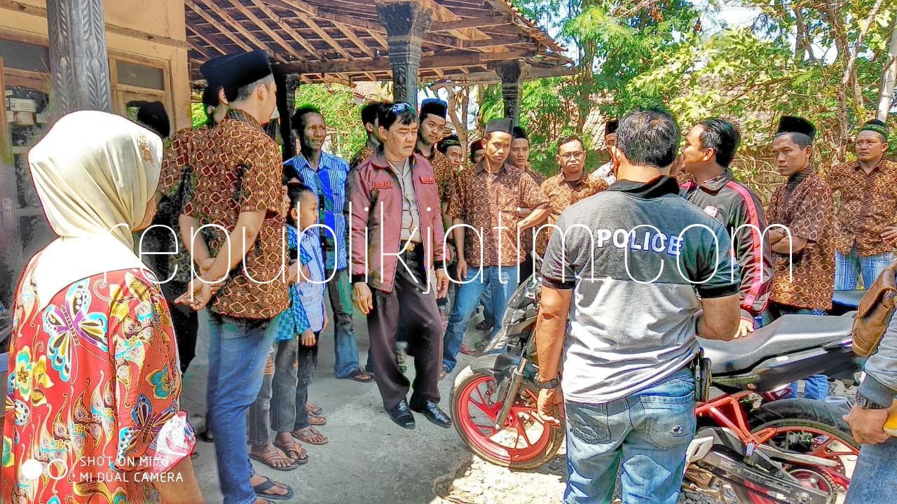 OLAH TKP - Sejumlah polisi menggelar olah TKP hilangnya motor Yamaha Vixion warna merah bernopol AE 4286 VJ yang diparkir diteras rumah, Hendro Febrianto (28) warga Dusun Mlancar, Desa Gegeran, Kecamatan Sukorejo, Ponorogo, Selasa (14/08/2018).