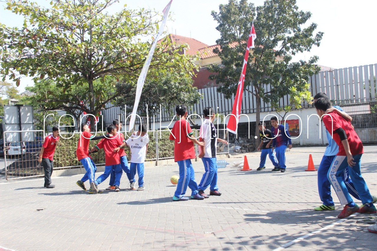 PERLOMBAAN - Berbagai perlombaan meramaikan acara peringatan HUT RI ke 73 di SMP Al Muslim, Desa Wadungasri, Kecamatan Waru, Sidoarjo, Rabu (15/08/2018).