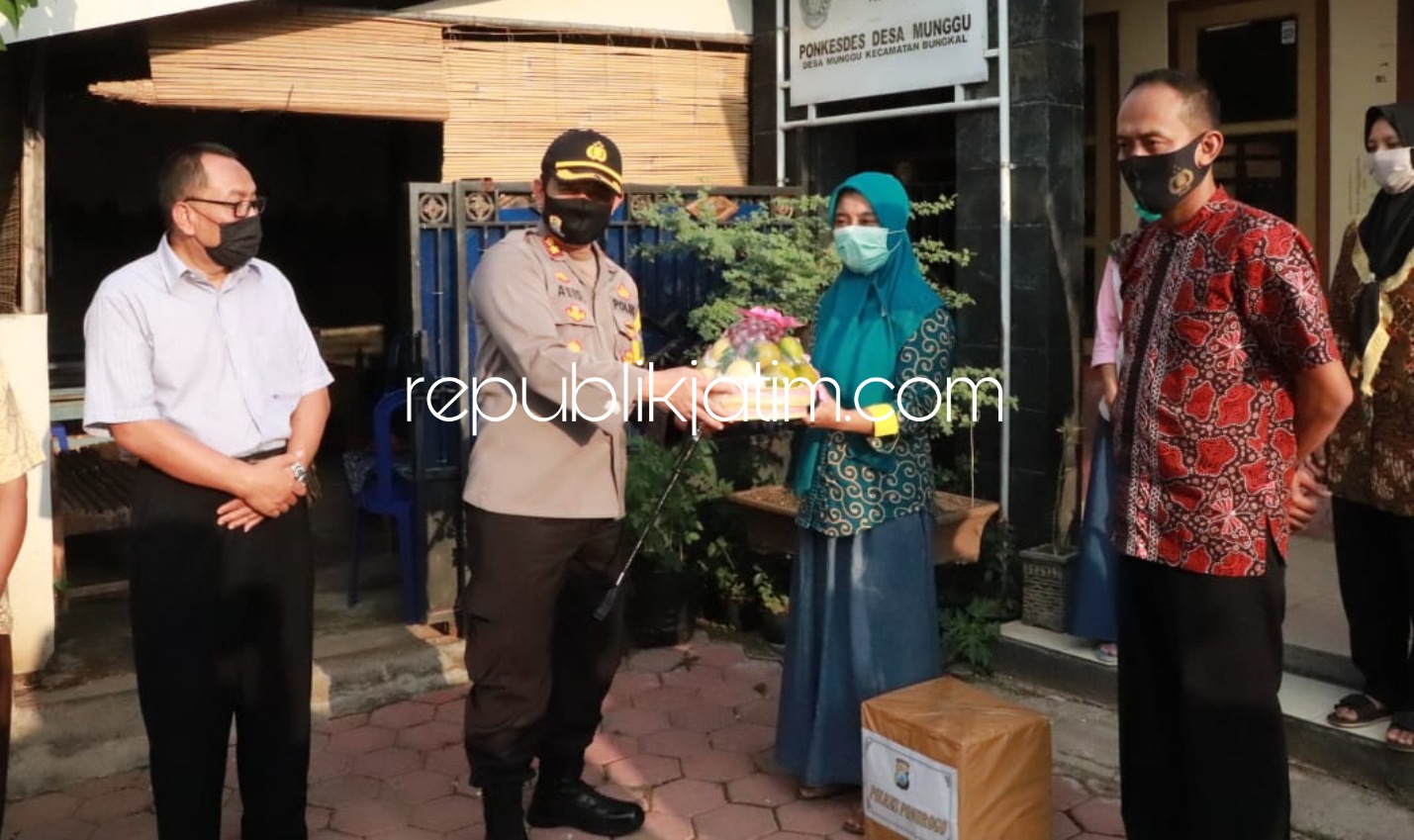 PENGHARGAAN - Kapolres Ponorogo, AKBP Mochammad Nur Azis memberikan penghargaan kepada Bidan Desa Munggu, Kecamatan Bungkal, Erlina Dwi atas dedikasinya menghadapi Covid-19 selama ini, Sabtu (15/08/2020).