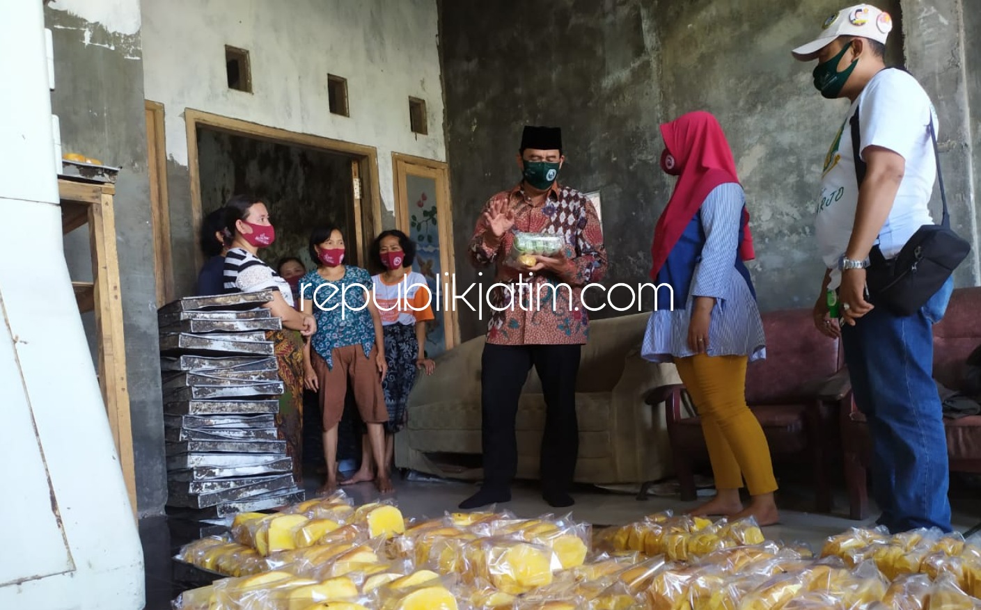 PRODUSEN ROTI - Bacabup Sidoarjo, Bambang Haryo Soekartono (BHS) menampung aspirasi UMKM Produsen Roti di Desa Kepuhkerimi, Kecamatan Tulanngan, Sidoarjo, Sabtu (15/08/2020).