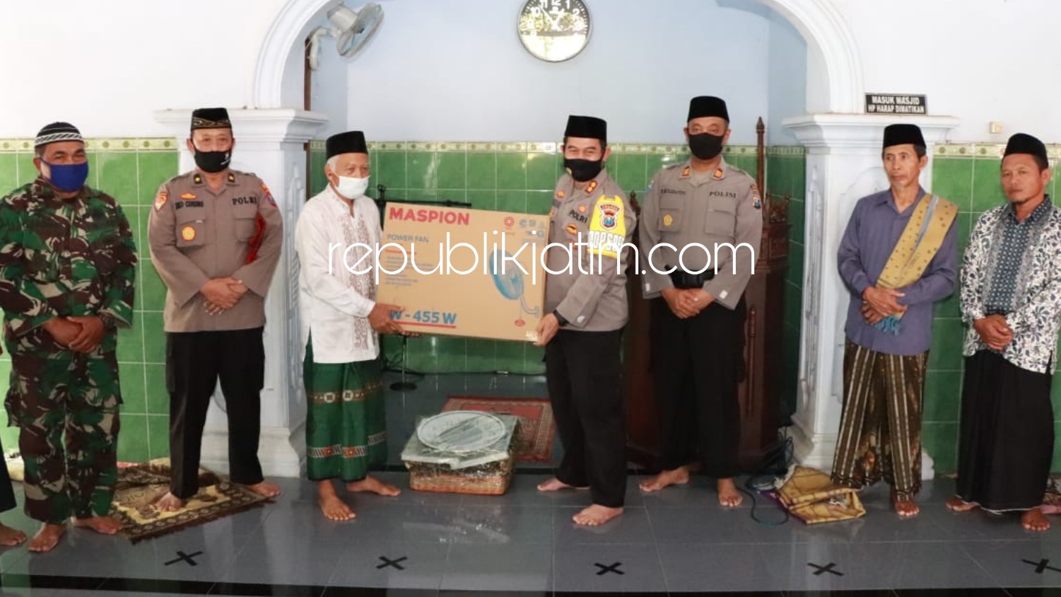 BANTUAN - Kapolres Ponorogo AKBP Mochammad Nur Azis saat memberikan bantuan ke takmir Masjid Al Ghozali Desa Karangan, Kecamatan Badegan, Ponorogo, Jum'at (14/08/2020).