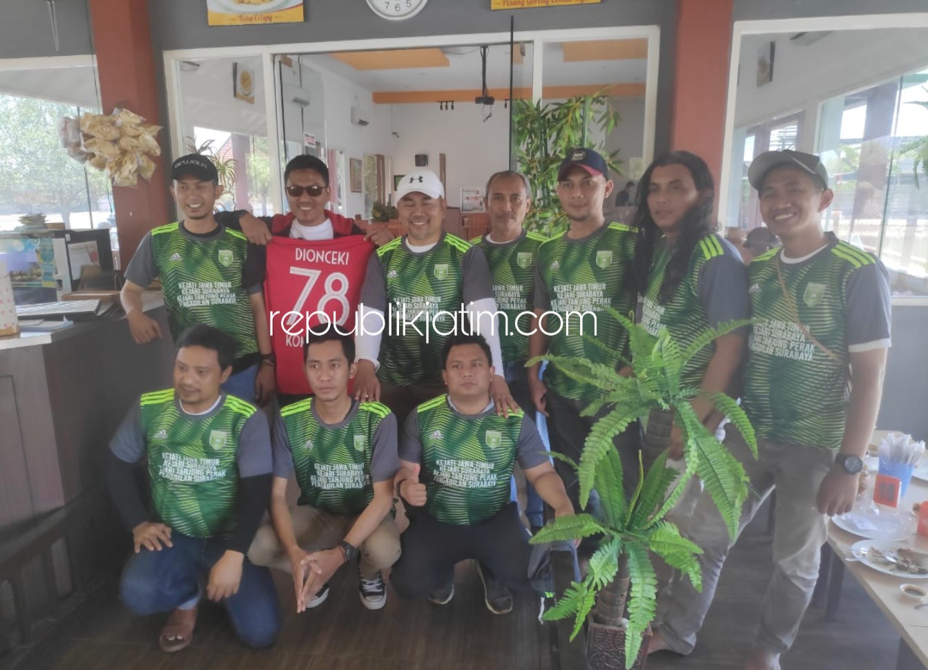 LAUNCHING - Tim Kompak FC melaunching pemain dalam persiapan Turnamen Futsal Kapolres Tanjung Perak Cup di Mega Prima Fishing, Kalanganyar, Kecamatan Sedati, Sidoarjo, Jumat (16/08/2019).