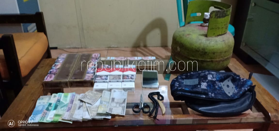 BARANG BUKTI - Sejumlah barang bukti hasil pencurian Joko Susanto (24) warga Dusun Puhcacing, Desa Kori, Kecamatan Sawoo, Ponorogo yang diamankan petugas Polsek Sambit, Kamis (16/08/2018).