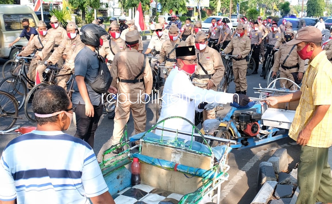BAGIKAN - Kapolresta Sidoarjo, Kombes Pol Sumardji membagikan masker bersama jajarannya di Taman Pinang Indah (TPI) dan Alun-Alun Sidoarjo, Minggu (16/08/2020). 