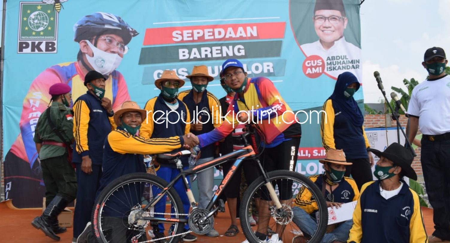 BAGIKAN - Bacabup Sidoarjo, Ahmad Muhdlor Ali (Gus Muhdlor) membagikan hadiah utama sepeda dan 1.000 paket kuota untuk proses pembelajaran daring dan promosi usaha para pemuda kreatif Sidoarjo usai acara Sepedaan Bareng Gus Muhdlor, Minggu (16/08/2020).