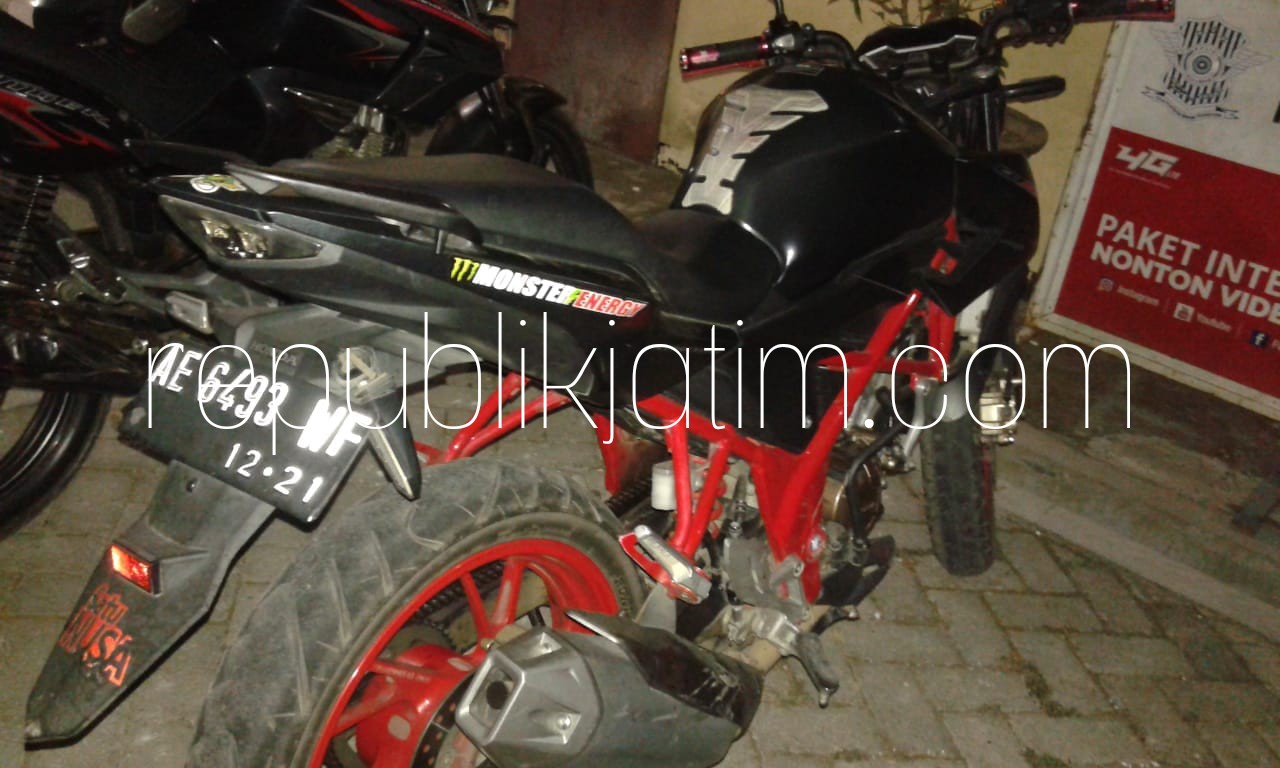 DIAMANKAN - Dua motor yang terlibat kecelakaan di depan SDN Truneng, Kecamatan Slahung, Ponorogo diamankan di Polsek Slahung, Selasa (14/08/2018) malam.