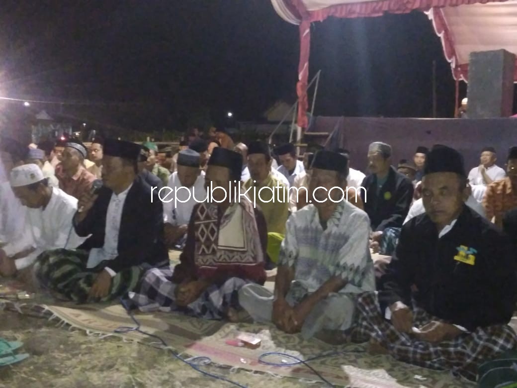 SYUKURAN - Ratusan warga bersama perangkat dan lembaga Desa Munggu, Kecamatan Bungkal, Ponorogo sujud syukur dan tasyakuran malam peringatan HUT Kemerdekaan RI ke 73, Kamis (16/08/2018) malam.