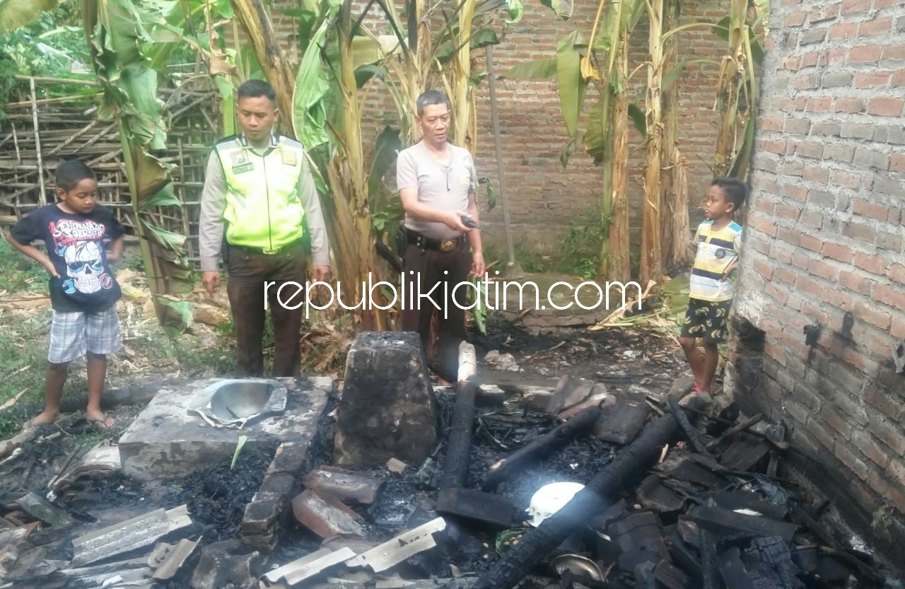 TERBAKAR - Kapolsek Prambon AKP Isharyata (kanan) saat melihat kondisi rumah korban kebakaran Nurika warga Dusun Wonokerto, Desa Wonoplintahan, Kecamatan Prambon, Sidoarjo, Kamis (16/08/2018).