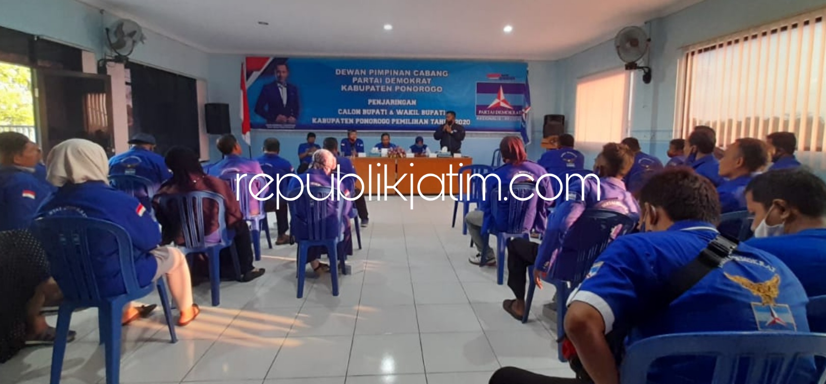 RAPATKAN BARISAN - Suasana rapat pengurus dan kader Partai Demokrat Ponorogo yang meminta DPP memberikan rekomendasi kepada kader sendiri, Minggu (16/08/2020).