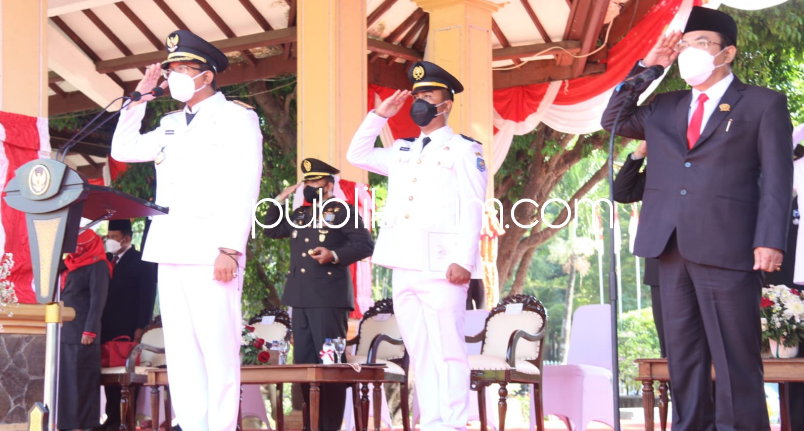 UPACARA - Bupati Sidoarjo, Ahmad Muhdlor Ali (Gus Muhdlor) menjadi Inspektur Upacara Peringatan Hari Ulang Tahun ke 76 Kemerdekaan RI Tahun 2021 di Alun-Alun Sidoarjo dengan prokes secara ketat, Selasa (17/08/2021).