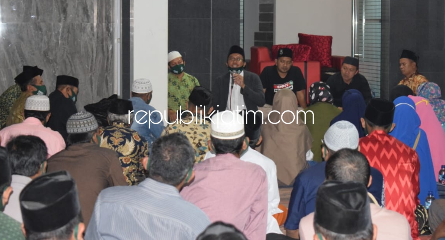 PENJELASAN - Bacabup Sidoarjo, Ahmad Muhdlor Ali (Gus Muhdlor) memberi penjelasan soal keanggotaannya sebagai kader PKB dan NU saat bertemu warga di Desa Masangankulon, Kecamatan Sukodono, Sidoarjo, Minggu (16/08/2020) malam.