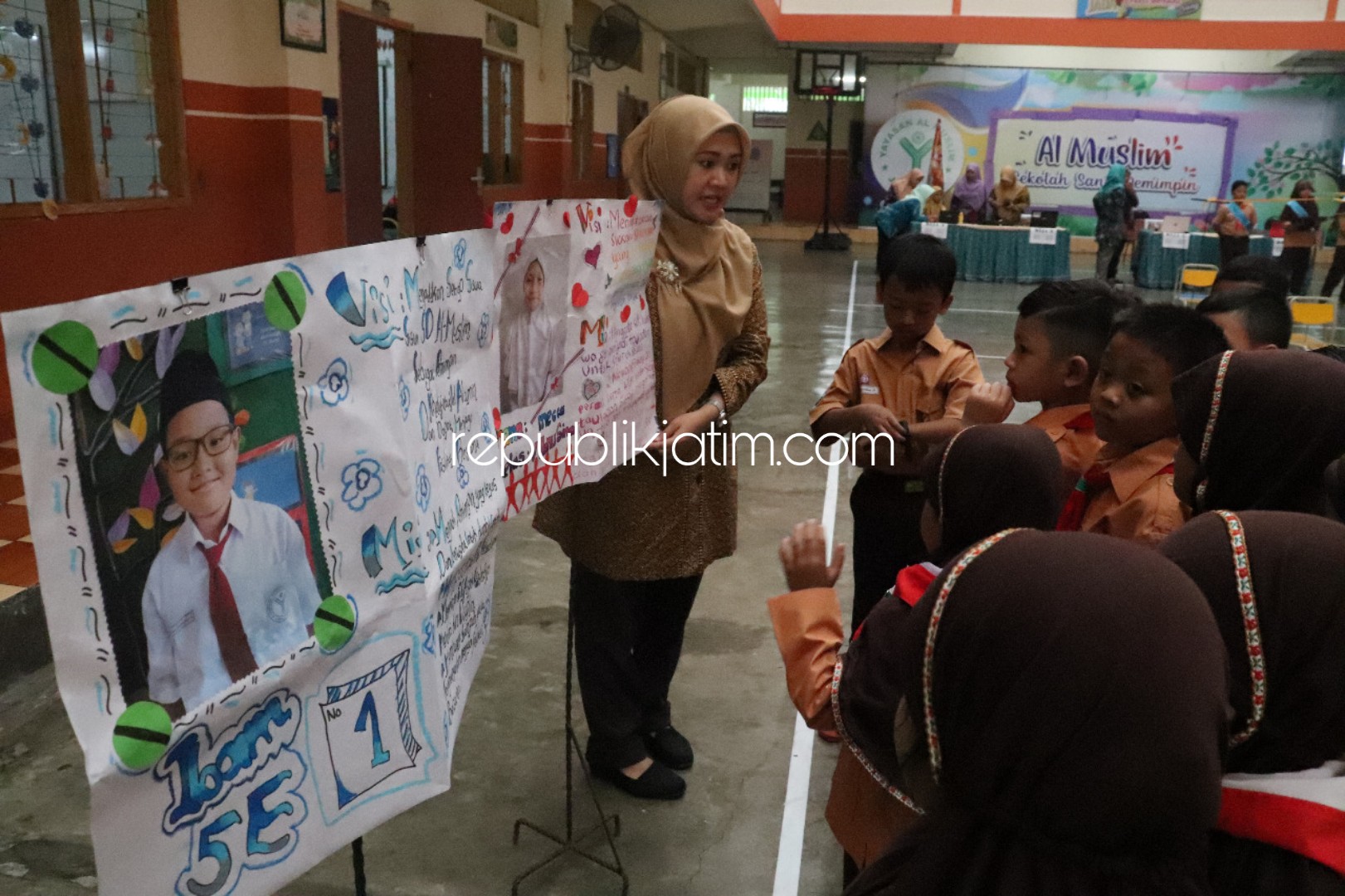 PILIHAN - Siswa siswi SD Al Muslim JL Raya Wadungasri, Kecamatan Waru, Sidoarjo menggelar pemilihan Kids Leader, Jumat (16/08/2019).