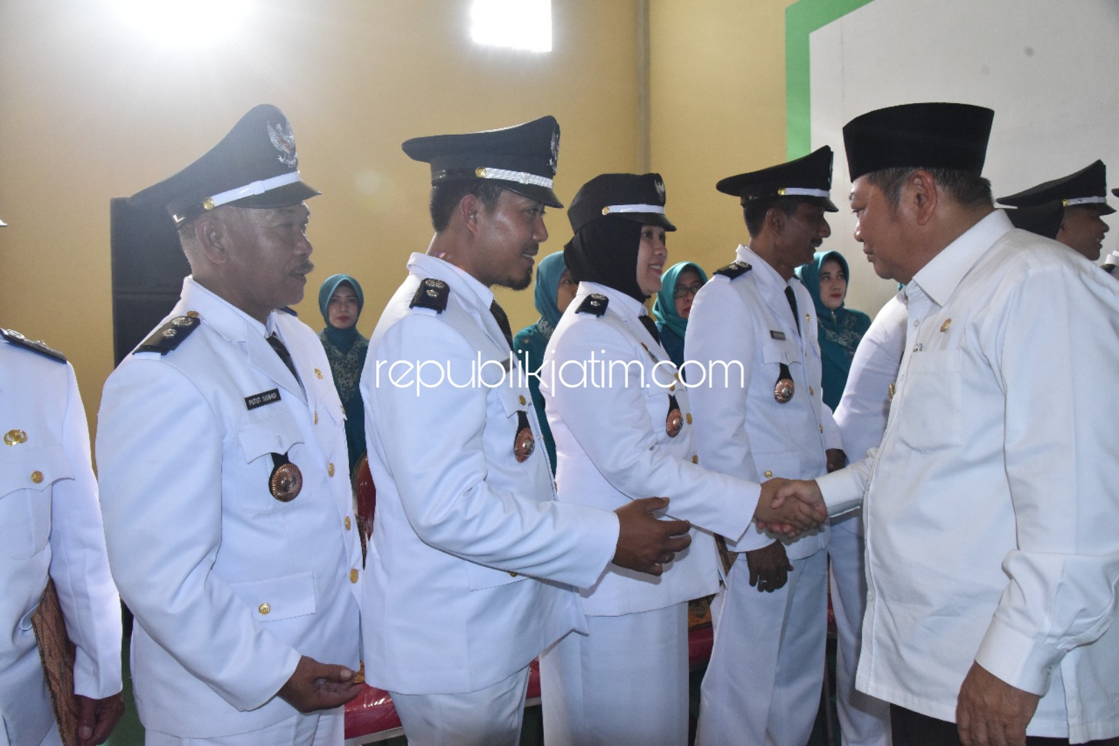 UCAPAN - Bupati Sidoarjo, Saiful Ilah memberikan ucapan kepada 9 Pj Kades yang baru dilantik Plt Camat Sukodono di Gladiol Convention Hall Desa Pekarungan, Kecamatan Sukodono, Sidoarjo, Jumat (16/08/2019).