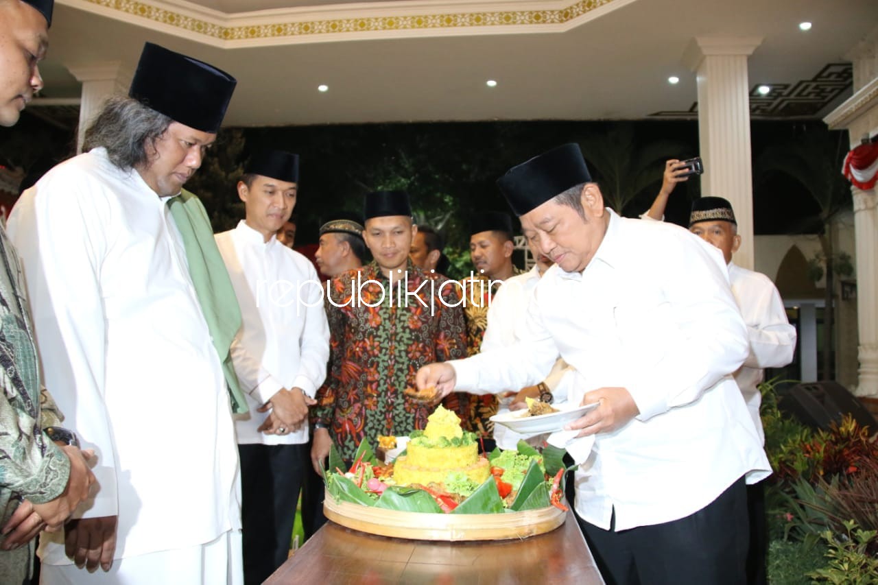 SYUKURAN - Bupati Sidoarjo, Saiful Ilah memberikan pucuk tumpeng ke Gus Muwafiq dalam tasyakuran peringatan HUT RI ke 73 di Oendopo Delta Wibawa Sidoarjo, Kamis (16/08/2018) malam.
