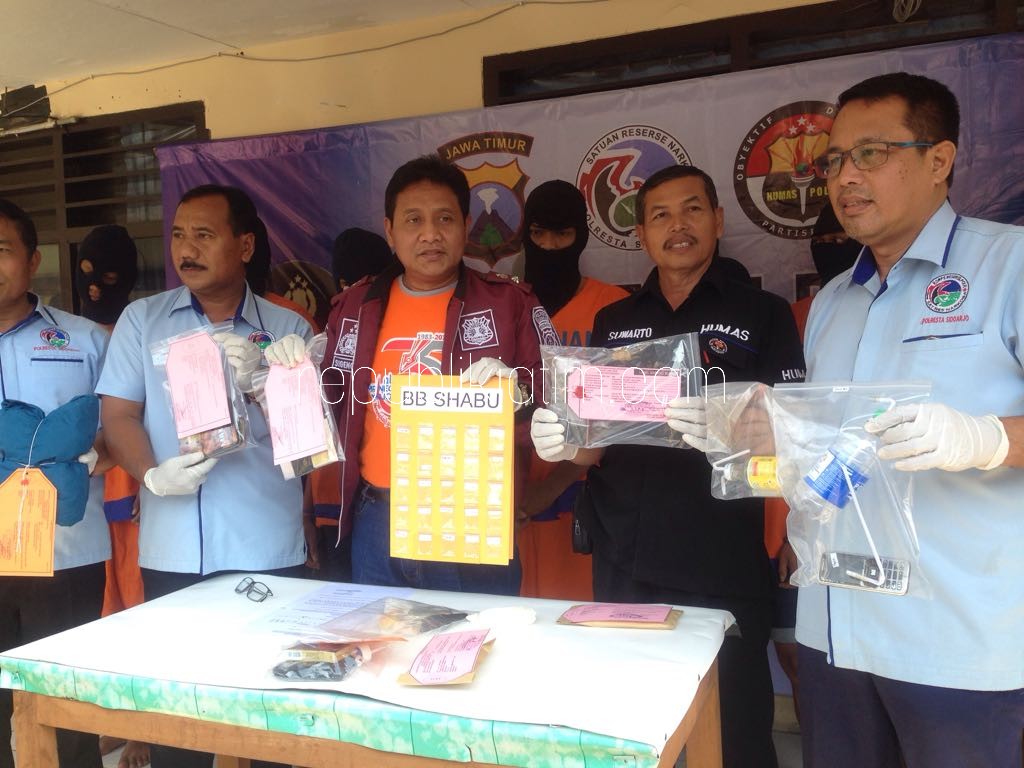 KOMPLOTAN - Petugas Satuan Resnarkoba, Polresta Sidoarjo menggulung 16 komplotan pengedar sabu-sabu jaringan antar kota, Kamis (16/08/2018).