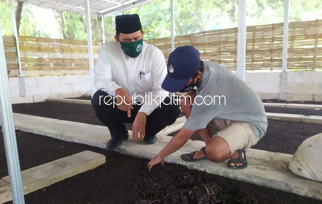 ASPIRASI - Bacabup Bambang Haryo Soekartono (BHS) menampung aspirasi budidaya Cacing Lumbricus Desa Watugolong, Kecamatan Krian, yang siap memasok kebutuhan cacing untuk Arab Saudi, Cina, Jepang dan Korea untuk jamu dan kosmetik, Selasa (18/08/2020).