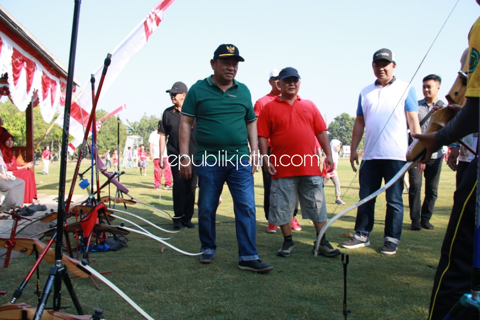 JAJAL - Bupati Sidoarjo mencoba (menjajal) lapangan olahraga Perumahan Sekardangan Indah (SKI), Kecamatan Sidoarjo yang sudah mangkrak selama 20 tahun, Minggu (18/08/2019).