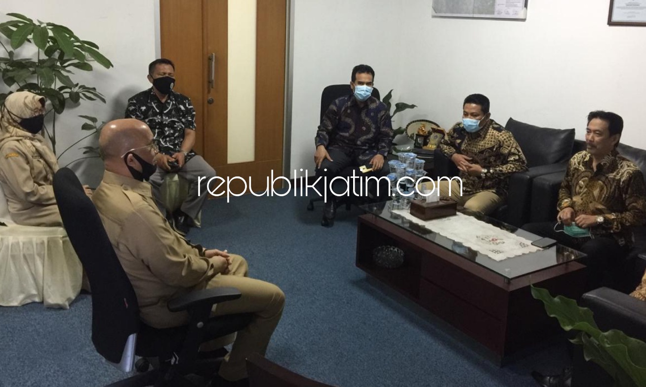 KONSULTASI - Plt Bupati Sidoarjo, Nur Ahmad Syaifuddin didampingi Ketua Komisi A DPRD Sidoarjo, Subandi dan Kepala Dinas PMD Pemkab Sidoarjo, Fredik Suharto saat berkonsultasi ke Kemendagri di Jakarta, Selasa (18/08/2020).
