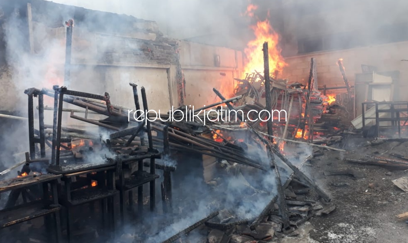 TERBAKAR - Sebuah ruang gudang penyimpanan barang milik SD Muhammdiyah 1 Sidoarjo (Muhida) di Kelurahan Pucanganom, Kecamatan Sidoarjo ludes terbakar akibat pembakaran sampah, Senin (17/08/2020) sore.