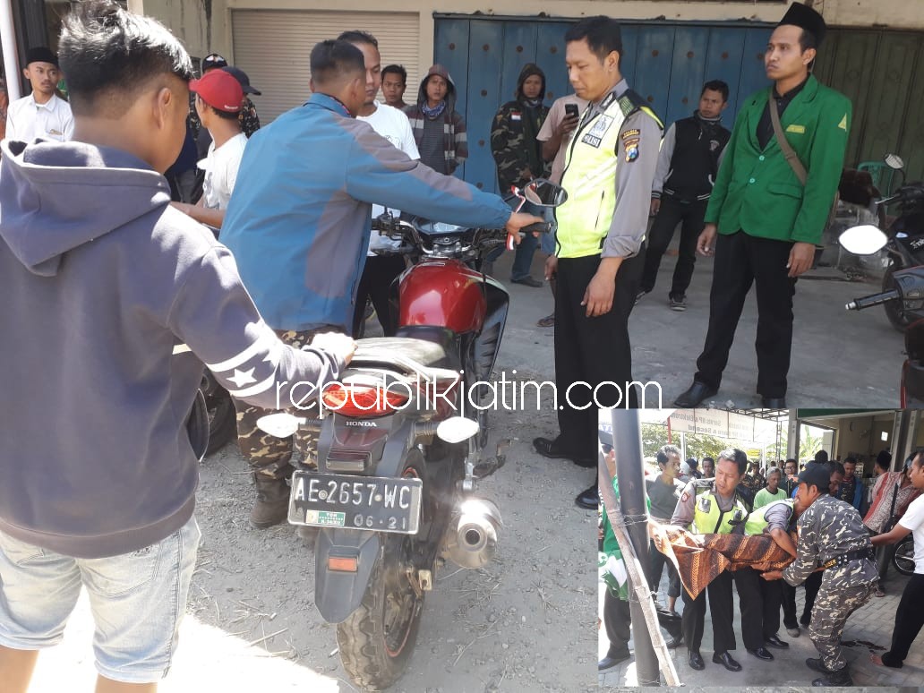 TEWAS - Petugas olah TKP dan mengevakuasi Ahmad AM (43) usai motor Mega Pro yang dikendarainya menabrak mobil silver yang kabur di JL Raya Ponorogo - Magetan depan Pasar Danyang, Desa Kedungbanteng, Kecamatan Sukorejo, Ponorogo, Jumat (17/08/2018).