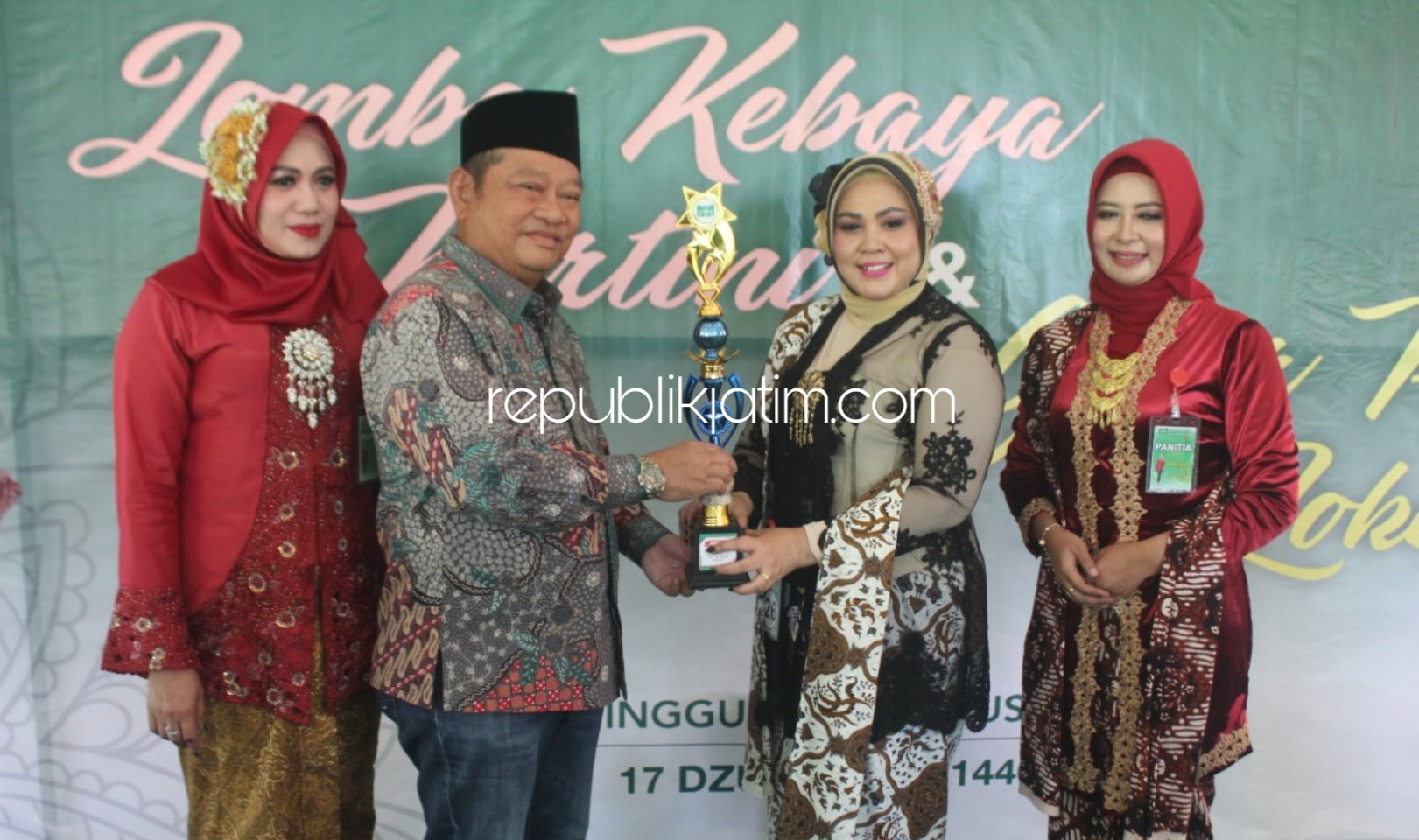 PENYERAHAN - Bupati Sidoarjo, Saiful Ilah menyerahkan hadiah lomba kebaya dalam acara PAC Muslimat NU Tulangan, Minggu (18/08/2019).