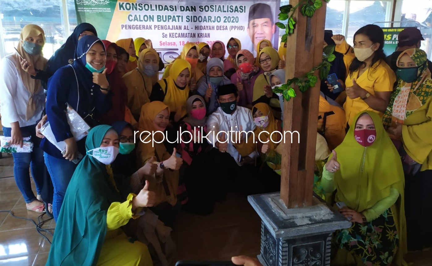 SELFIE - Bacabup Sidoarjo, Bambang Haryo Soekartono (BHS) beserta istri, Ny Asrilia Kurniati menjadi rebutan selfie puluhan kalangan emak-emak PPHD se Krian di salah satu rumah makan di Kemangsen, Kecamatan Balongbendo, Sidoarjo, Selasa (18/08/2020).