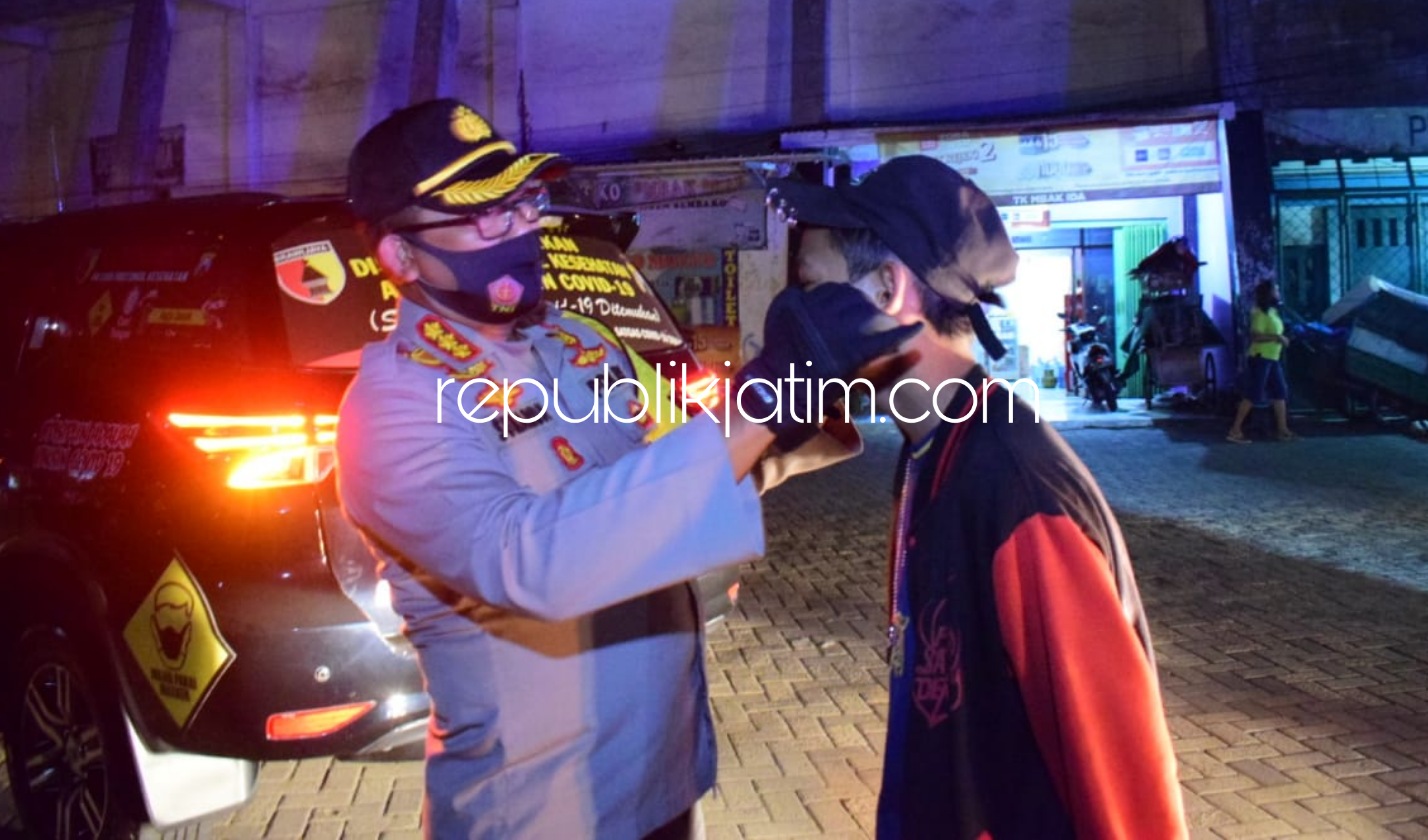 PATROLI - Kapolresta Sidoarjo Kombes Pol Sumardji memimpin langsung patroli gabungan sekaligus menghimbau masyarakat agar menerapkan protokol kesehatan, Selasa (18/08/2020) malam. 