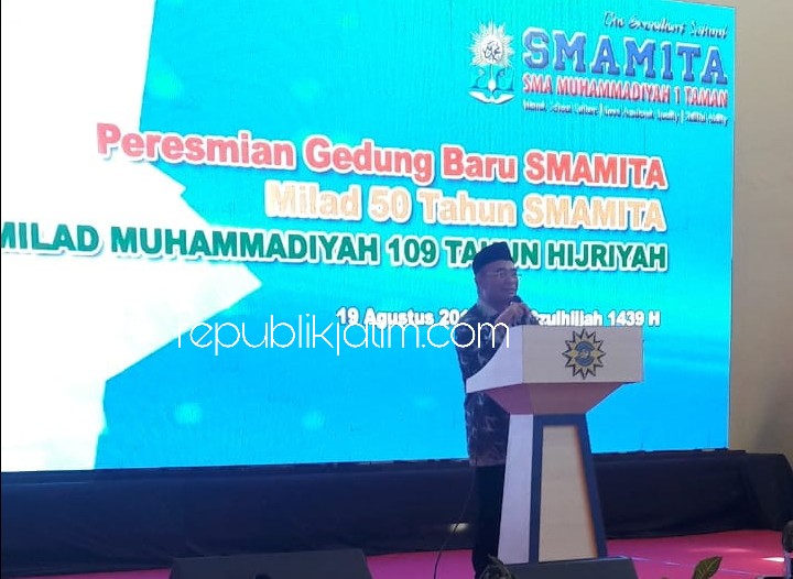 RESMIKAN - Menteri Pendidikan dan Kebudayaan (Mendikbud), Muhajir Effendy meresmikan gedung baru Smamita berlantai 8 ditandai dengan penandatanganan prasasti yang dihadiri para pejabat Muhammadiyah di Sepanjang, Taman, Sidoarjo, Minggu (19/08/2018).