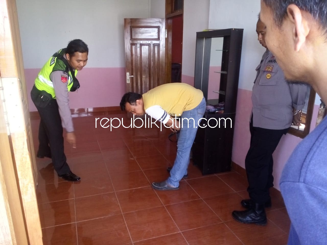 OLAH TKP - Sejumlah petugas Polsek Balong menggelar olah Tempat Kejadian Perkara (TKP) di rumah Supriyadi warga Dusun Krajan, Desa Ngampel, Kecamatan Balong, Ponorogo, Minggu (19/08/2018).