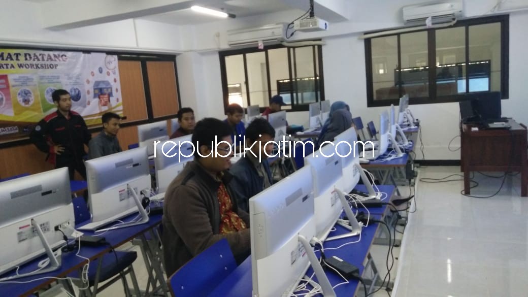 PELATIHAN - Sejumlah dosen Prodi Teknik Elektro dan Teknik Informatika sibuk memberikan pendampingan untuk para peserta work shop di Laboratorium, Umsida, Senin (20/08/2018).