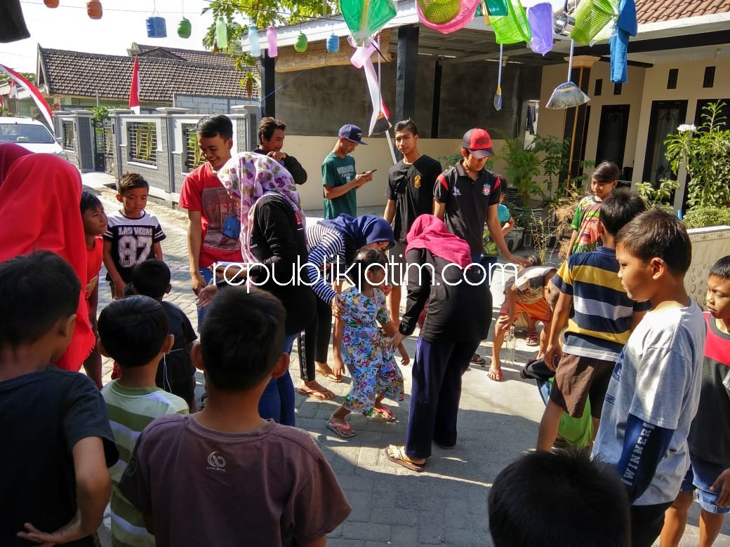 MERIAH - Sejumlah perlombaan memeriahkan HUT RI ke 73 di Dusun Semampir, Desa Sidorejo, Kecamatan Krian, Sidoarjo, Minggu (19/08/2018).