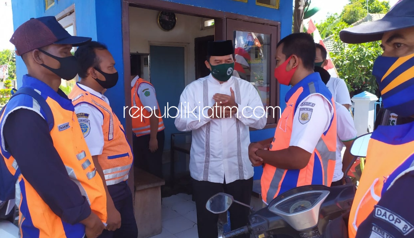 CEK - Bacabup Bambang Haryo Soekartono (BHS) mengecek perlintasan KA sebidang di Desa Gilang, Kecamatan Taman, Sidoarjo yang sebelumnya menyebabkan satu keluarga menjadi korban kecelakaan tertabrak KA Sri Tanjung, Rabu (19/08/2020).