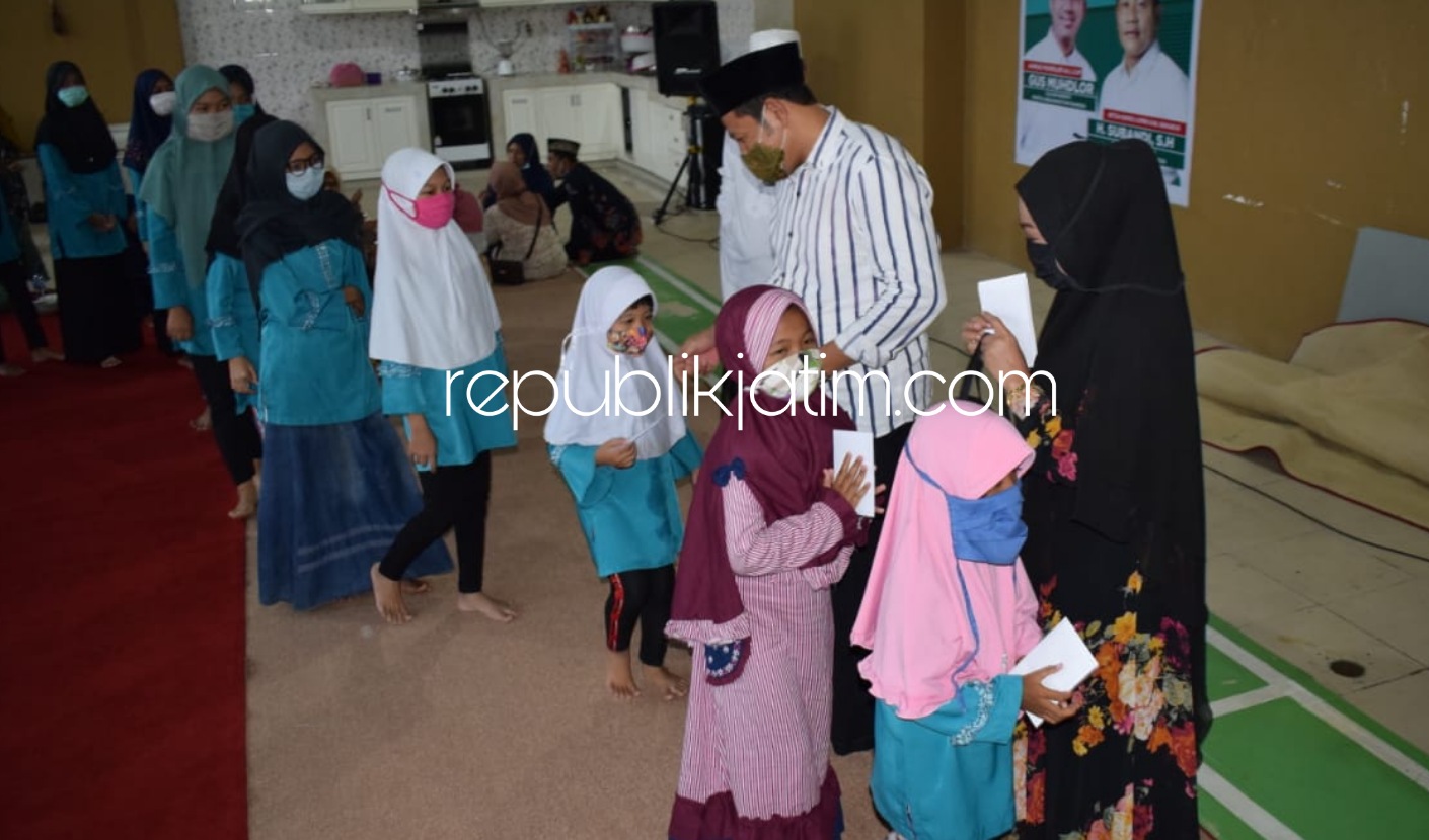 SANTUNAN - Bacawabup Sidoarjo, Subandi bersama istrinya memberikan santunan kepada 86 yatim piatu di rumahnya Desa Pabean, Kecamatan Sedati, Sidoarjo, Rabu (19/08/2020) sore. 