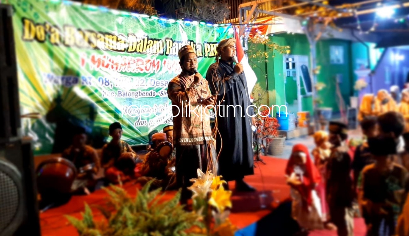 DO'A BERSAMA - Ratusan warga lingkungan RT 08, RW 02 Desa Penambangan, Kecamatan Balongbendo, Sidoarjo menggelar do'a dan tahlil bersama di depan halaman TPQ Thoriqul Jannah, Rabu (19/08/2020) malam.