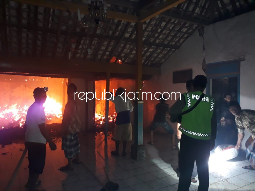 TERBAKAR - Sejumlah warga dan petugas memadamkan api yang membakar runah Mbah Sumini (75) warga Dusun Banjar, Desa Kradenan, Kecamatan Jetis, Ponorogo, Selasa (21/08/ 2018) malam.