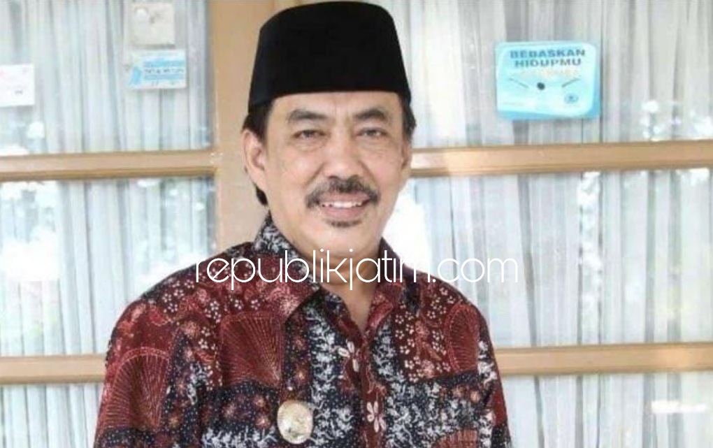 BERDUKA - Warga Sidoarjo berduka ataa meninggalnya Wakil Bupati Sidoarjo, Nur Ahmad Syaifuddin usai dirawat di RSUD Sidoarjo, Sabtu (22/08/2020).