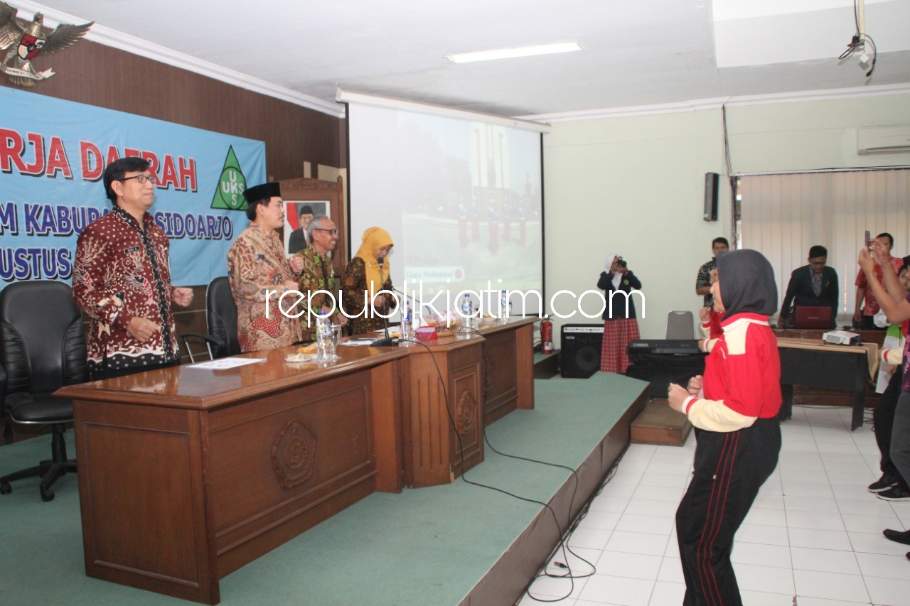 PENGARAHAN - Wakil Bupati Sidoarjo, Nur Ahmad Syaifuddin meminta UKS/M mengembangkan diri dengan menggandeng semua mitra dari berbagai lapisan masyarakat saat membuka Rakerda Tim Pembina UKS/M di Aula Delta Graha Setda Sidoarjo, Kamis, (23/08/2018).  