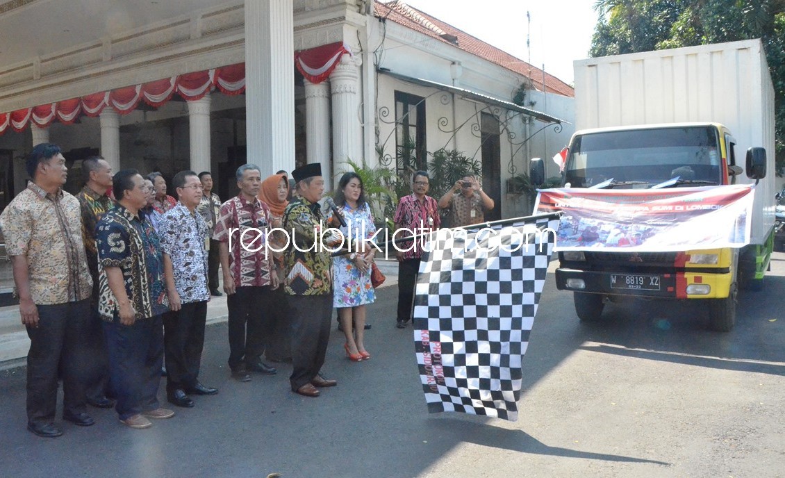 BERANGKATKAN - Bupati Sidoarjo, Saiful Ilah memberangkatkan bantuan kemanusiaan untuk korban gempa Lombok berupa uang senilai Rp 310 juta serta bantuan peralatan dan perlengkapan lainnya dari Pendopo Delta Wibawa, Kamis (23/08/2018).