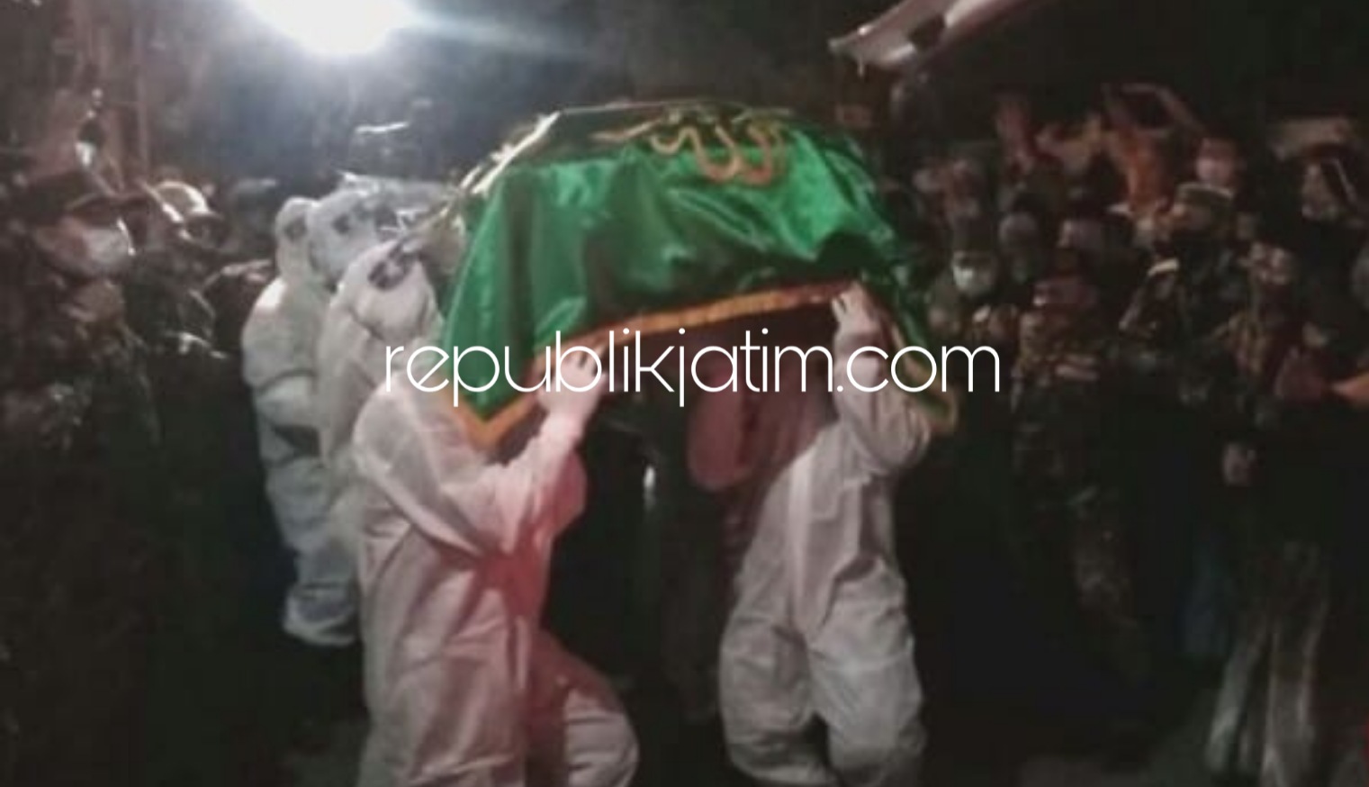 RIBUAN - Ribuan warga yang merasa kehilangan atas berpulangnya Plt Bupati Sidoarjo, Nur Ahmad Syaifuddin ikut mengantarkan jenazah almarhum menuju peristirahatan terakhir, Sabtu (22/08/2020) malam.