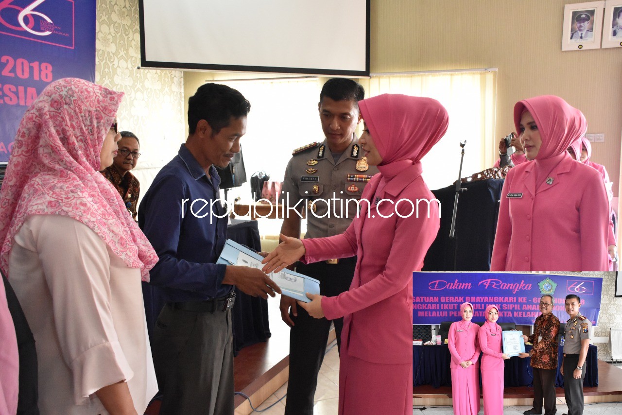 SERAHKAN AKTA - Ketua Bhayangkari Cabang Sidoarjo, Ny Ika Himawan Bayu Aji menyerahkan akta kelahiran untuk sekitar 100 warga sipil, Jumat (24/08/2018).