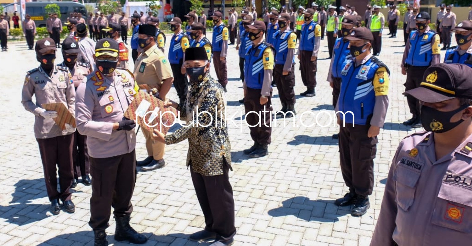 PENGHARGAAN - Kapolresta Sidoarjo, Kombes Pol Sumardji memberi penghargaan kepada warga Kelurahan Wonocolo, Kecamatan Taman dan Desa/Kecamatan Waru, Sidoarjo atas keberhasilan menjadikan desa menjadi zona hijau, Selasa (25/08/2020).